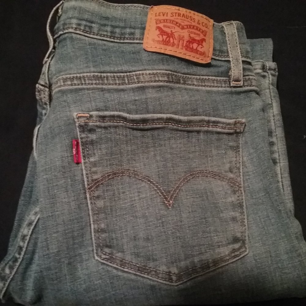 724  Levi's High Rise Straight